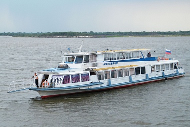 River-promenade by pleasure boat to Amur Bridge