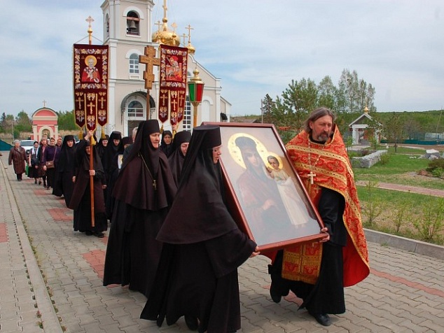 参观修道院：圣彼得罗巴甫斯克女修道院或者赫合兹尔斯克男修道院。