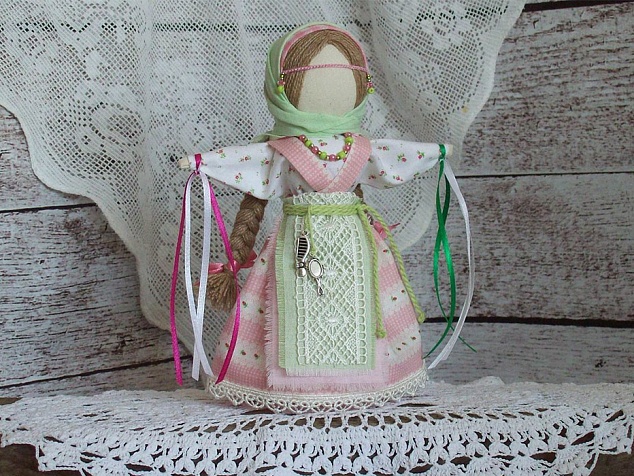Traditional Russian amulet rag-dolls making